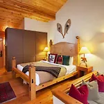 Moraine Lake Lodge